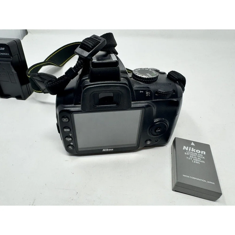 Nikon D3000 10.2MP Digital SLR Camera -Black-w/AF-S DX Nikkor 55-200mm 4-5.6G VR